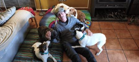 Javier jjunto a sus perros.&nbsp;