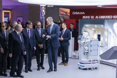 Las autoridades, en un momento de su visita a las instalaciones del Mobile World, Congress