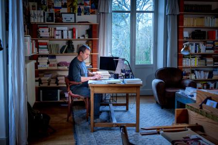 El escritor francés Pierre Lemaitre en el escritorio de su casa en la Dordoña francesa&nbsp;