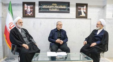 La televisión iraní distribuyó ayer esta foto del jefe judicial Golamhosein Mohseni-Ejei, el presidente Masud Pezeshkian y el jurista Alireza Arafi, que integran el liderazgo interino del país