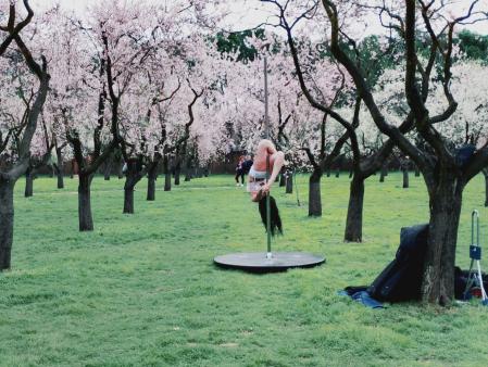 Contorsionismo entre los almendros en  la Quinta de los Molinos.