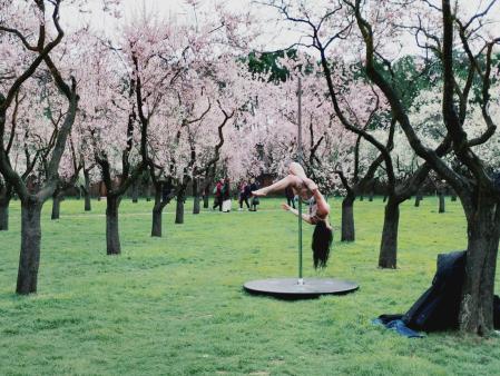 Contorsionismo entre los almendros en  la Quinta de los Molinos.