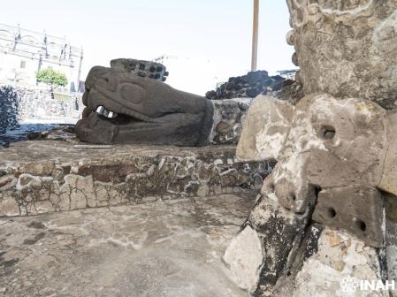Escultura serpentiforme en la fachada sur del Templo Mayor 