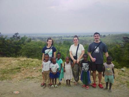 Los tres voluntarios con los niños de Lights of Kazinga.