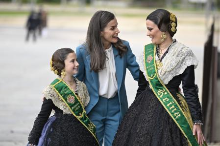 La Reina Letizia conversa con las reinas de las fiestas de la Magdalena de Castellón a su llegada al acto oficial del Día Mundial de las Enfermedades Raras. 