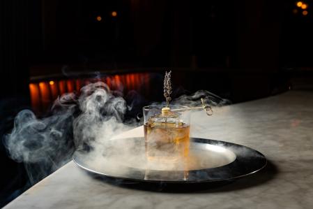 Cóctel 'Great Gatsby', Whisky The Macallan 12 DC, miel de trufa blanca, amaro, esencia de lavanda y ahumado con tabaco de vanilla y chocolate