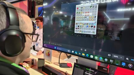 Pidiendo ayuda a Motoko con un videojuego.