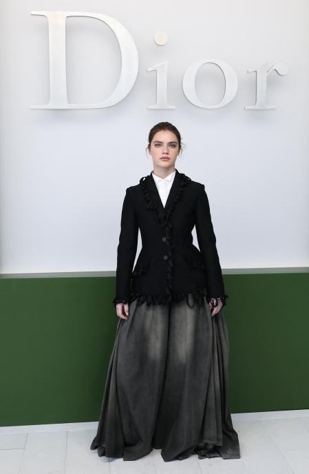 Florence Hunt posa en el photocall del desfile de Dior otoño/invierno 2027