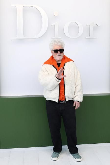 Pedro Almodovar posa en el photocall del desfile de Dior otoño/invierno 2027