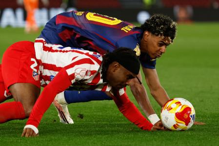 Lamine Yamal, luchando por cada pulgada con Lookman, realizó un partido memorable