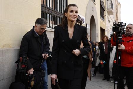 La reina Letizia a su salida de la capilla ardiente del periodista Fernando Ónega, fallecido este martes