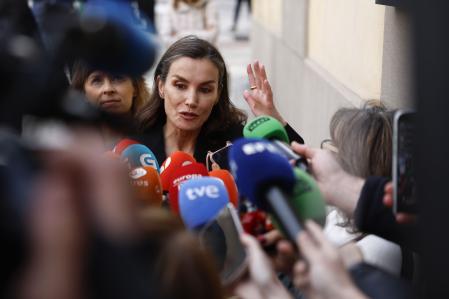La reina Letizia atiende a la prensa a su llegada a la capilla ardiente del periodista Fernando Ónega