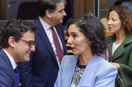 El comisario de Estrategia Industrial, Stéphane Séjourné, habla con la comisaria de Igualdad, Hadja Lahbib, durante la reunión semanal del Colegio de Comisarios