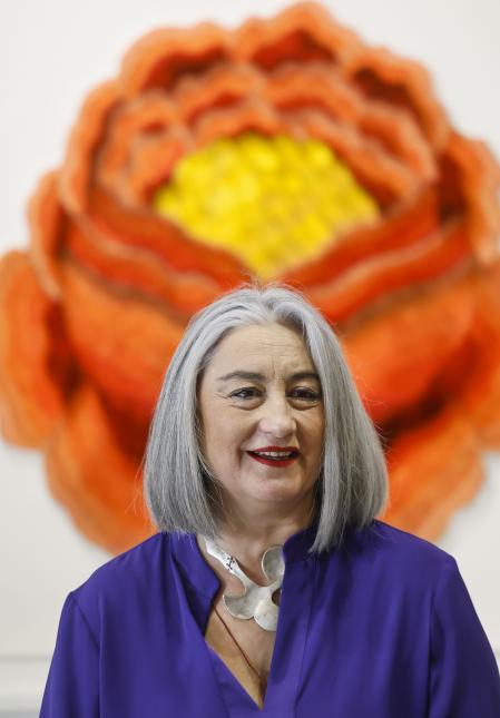 Pilar Albarracín junto a una de sus obras 