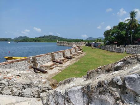 Los viejos cañones del fuerte de San Jerónimo apuntando al Caribe
