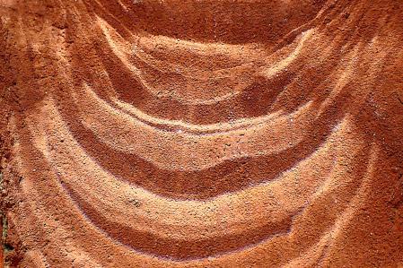 Labios sonrientes desde la fragilidad del barro hasta la resiliencia.