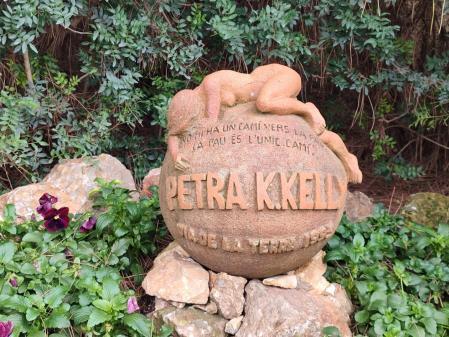Escultura en honor a Petra Kelly.