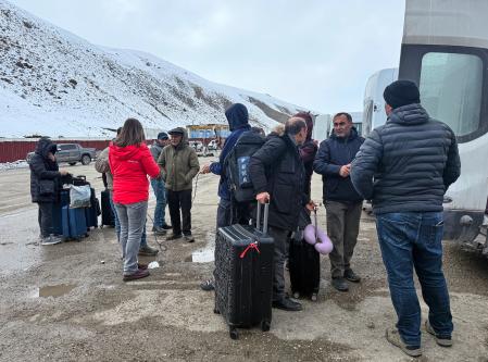 Ciudadanos iraníes se agrupan tras cruzar la frontera de Kapikoy en Turquía