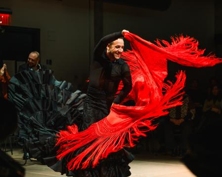 Manuel Liñán baila con el mantón en el Flamenco Festival&nbsp;
