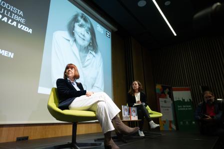Gisèle Pelicot mantuvo una conversación franca y abierta con la periodista Neus Tomàs ante un amplio auditorio biblioteca Sarrià-JV Foix.&nbsp;