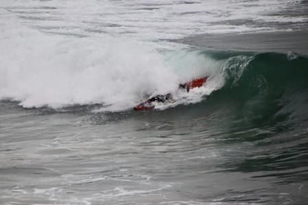 Jugando con las olas en kayak en La Fosca.