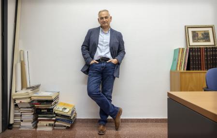 Josep Vicent Boira, excomisionado del Gobierno para el corredor mediterráneo, en su nuevo despacho de la Facultad de Geografía e Historia de la Universitat de València.