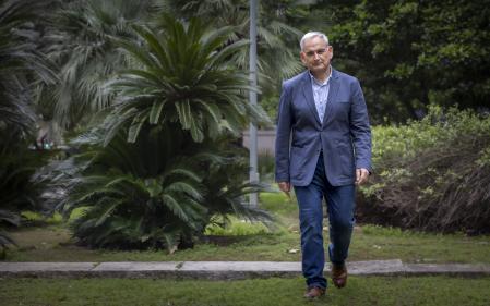 Josep Vicent Boira, excomisionado del Gobierno para el corredor mediterráneo, durante la entrevista para Guyana Guardian en la Facultad de Geografía e Historia de la Universitat de València