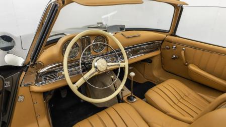 Conserva un interior de cuero beige y ofrece tanto un techo de lona negro como un techo rígido a juego con la carrocería.