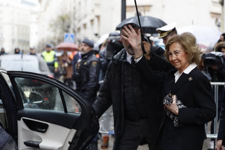 La reina Sofía saluda al salir&nbsp; de la Basílica de Jesús de Medinaceli, este viernes, tras cumplir con el tradicional besapié&nbsp;