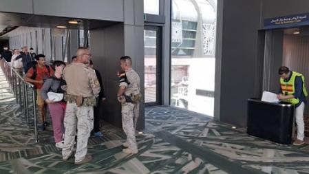 Parte de los pasajeros que han embarcado en el avión del Ejército del Aire que ha despegado de Omán