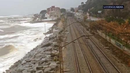 El oleaje impacta en los convoyes que circulan entre Arenysd e Mar y Caldes d'Estrac .