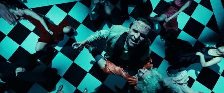 Christian Bale y Jessie Buckley en la película