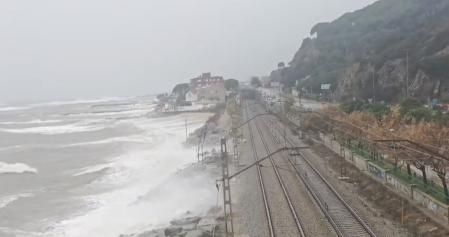 El oleaje del temporal de enero pasado impactando sobre la escollera y la vía