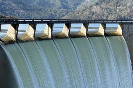 Detalle de cómo se está liberando caudal de pantano de Susqueda&nbsp;