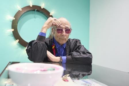 Mirala, fotografiado el jueves en el estand de la Galería Semda en Arco ante el anillo de compromiso,'Eternity Ring'&nbsp;&nbsp;