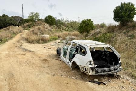 Un vehiculo desballestado en un camino forestal de Mataró .