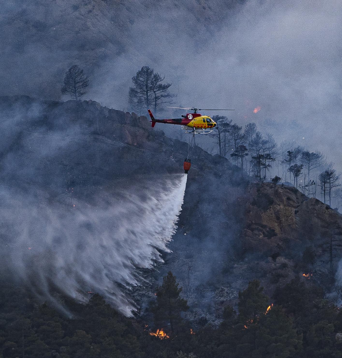 Los Bombers dan por extinguido el incendio de Peramola