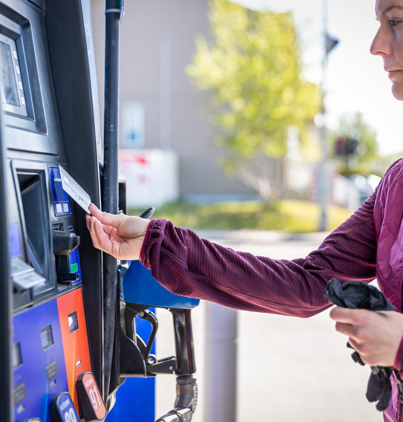 Las mejores tarjetas para repostar gasolina o gasóleo: ¿Cómo ahorrar hasta un 12% en el precio del carburante?