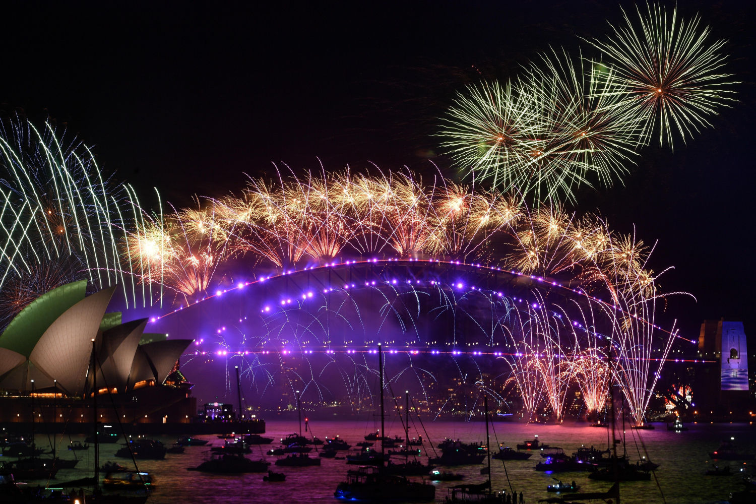 Decenas de embarcaciones observan los fuegos artificiales de la Ópera de Sídney (Australia), con motivo de la entrada del Año Nuevo, este viernes.