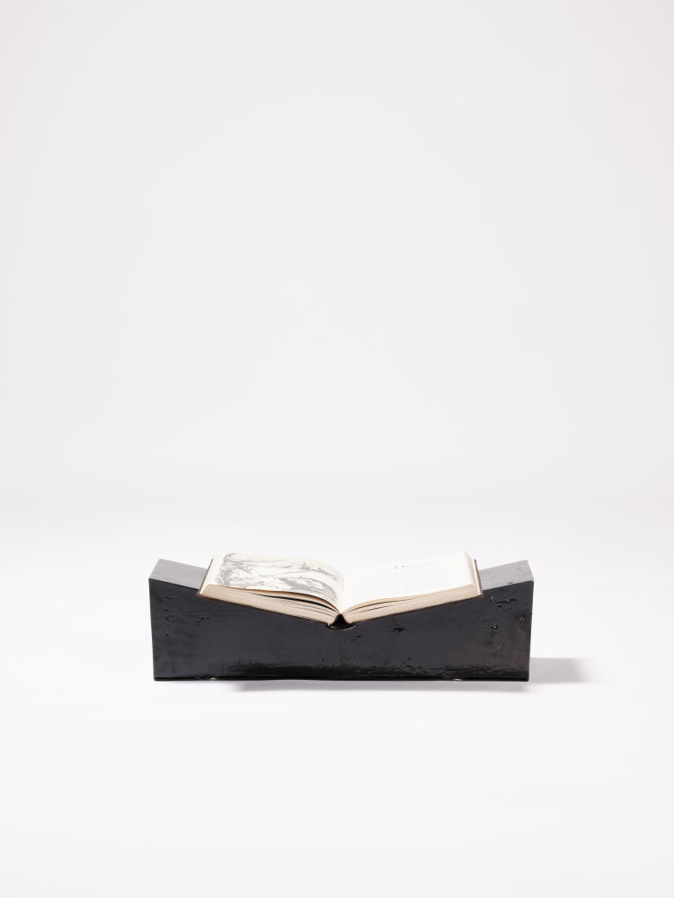 Colección de bancos-atril de Apparatu, estudio y taller comandado por el ceramista Xavier Mañosa. Gres vidriado, combinando distintos tonos en fusiones y acabados irregulares