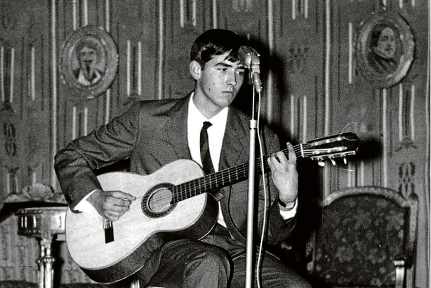Joan Manuel Serrat en el primer concierto de su carrera, en el centro cultural Avenç de Esplugues de Llobregat