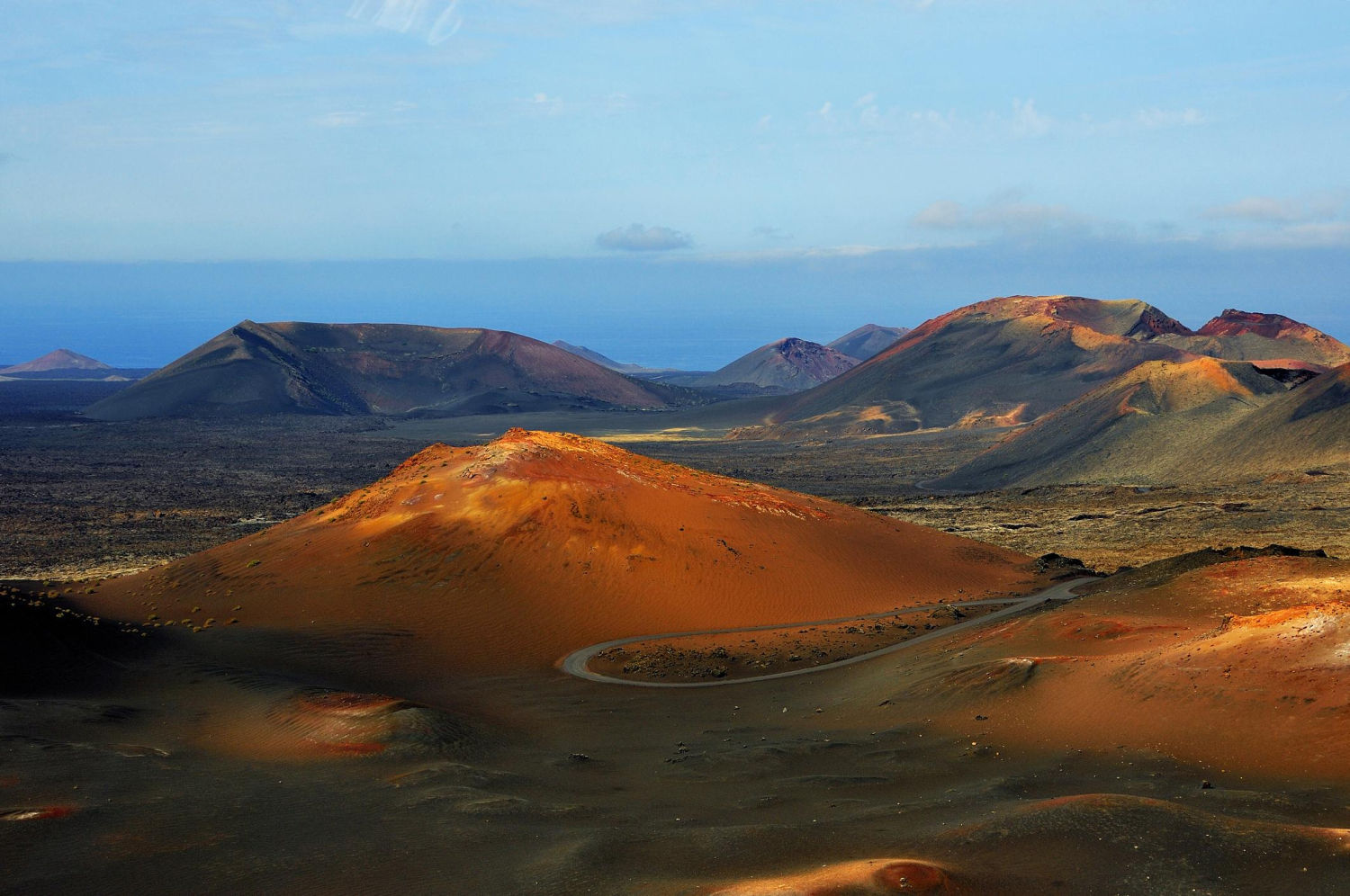 12.	LANZAROTE. Playas singulares, un parque nacional –el Timanfaya- y sus volcanes, o el universo genial de César Manrique son imprescindibles al viajar a una isla extraña, fantástica y casi irreal
