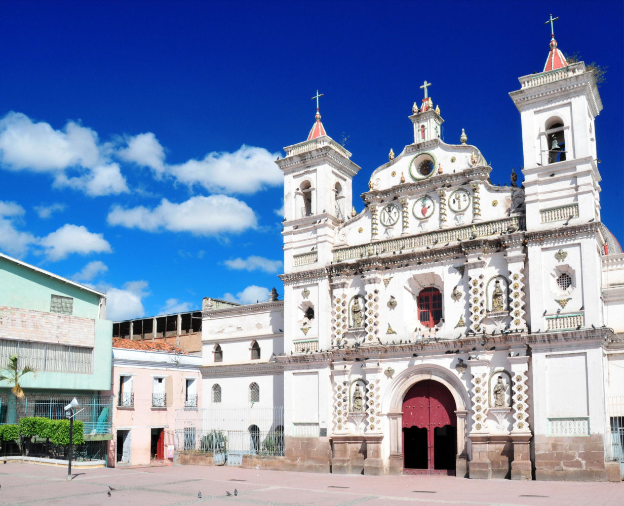 TEGUCIGALPA. La capital de Honduras atesora un casco histórico salpicado de iglesias de la época colonial y los edificios emblemáticos del siglo XX. Es conocida también por sus miradores, entre los que sobresalen El Picacho o el parque Manuel Bonilla