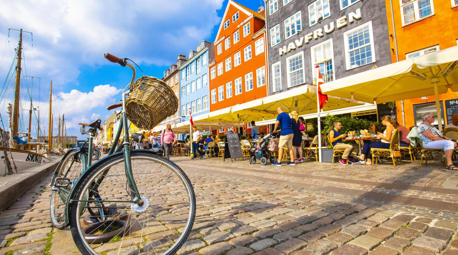 COPENHAGUE (Dinamarca). Es una de las ciudades más ‘trendy’ de Europa, con boutiques de diseñadores locales, tiendas de segunda mano, grandes restaurantes, románticos cruceros por el canal, un centenario parque de atracciones, y bicis por doquier