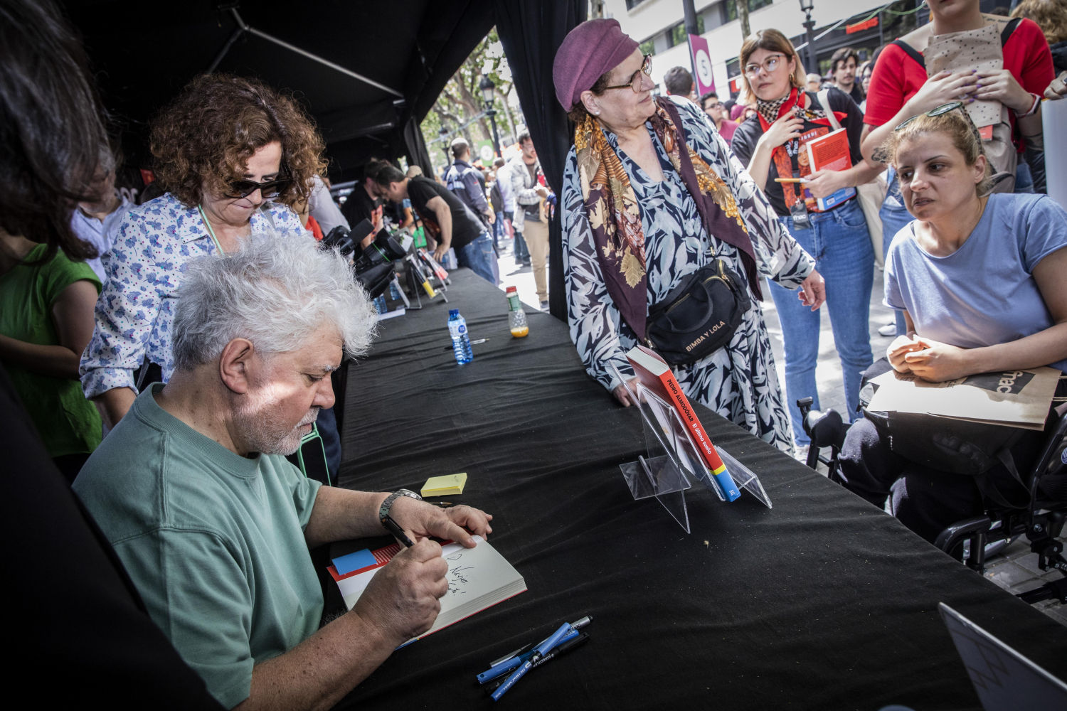 Firma del libro de Pedro Almodóvar