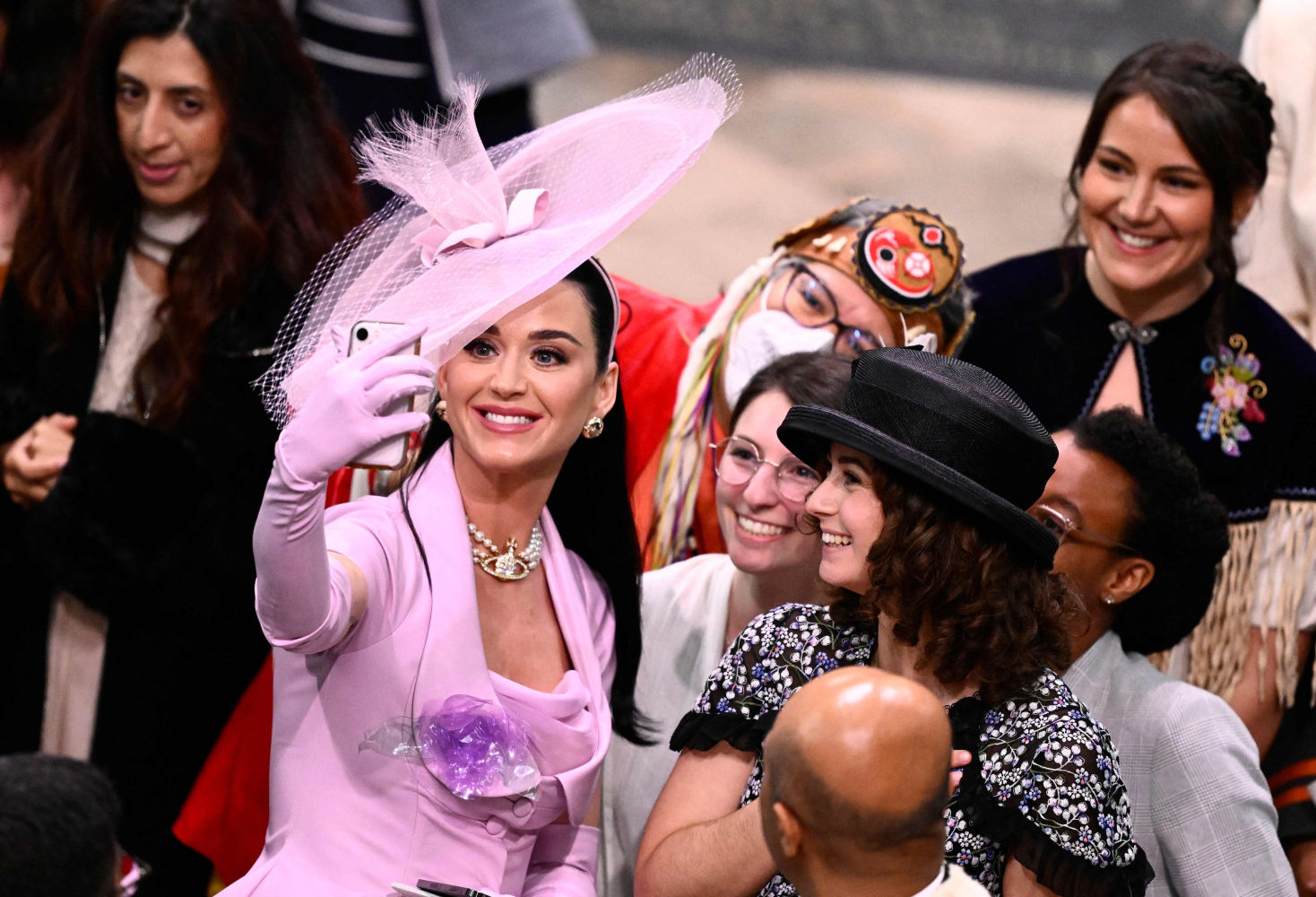 La cantautora estadounidense Katy Perry se hace selfies con invitados en la Abadía de Westminster