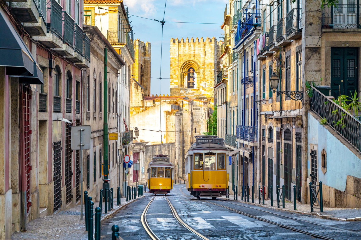 LISBOA. Su oferta cultural y gastronómica es infinita. El tranvía 28 permite recorrer las colinas de la capital y acercarse a rincones como el barrio de Alfama, el castillo de San Jorge, la catedral, la plaza del Comercio o el elevador de Santa Justa