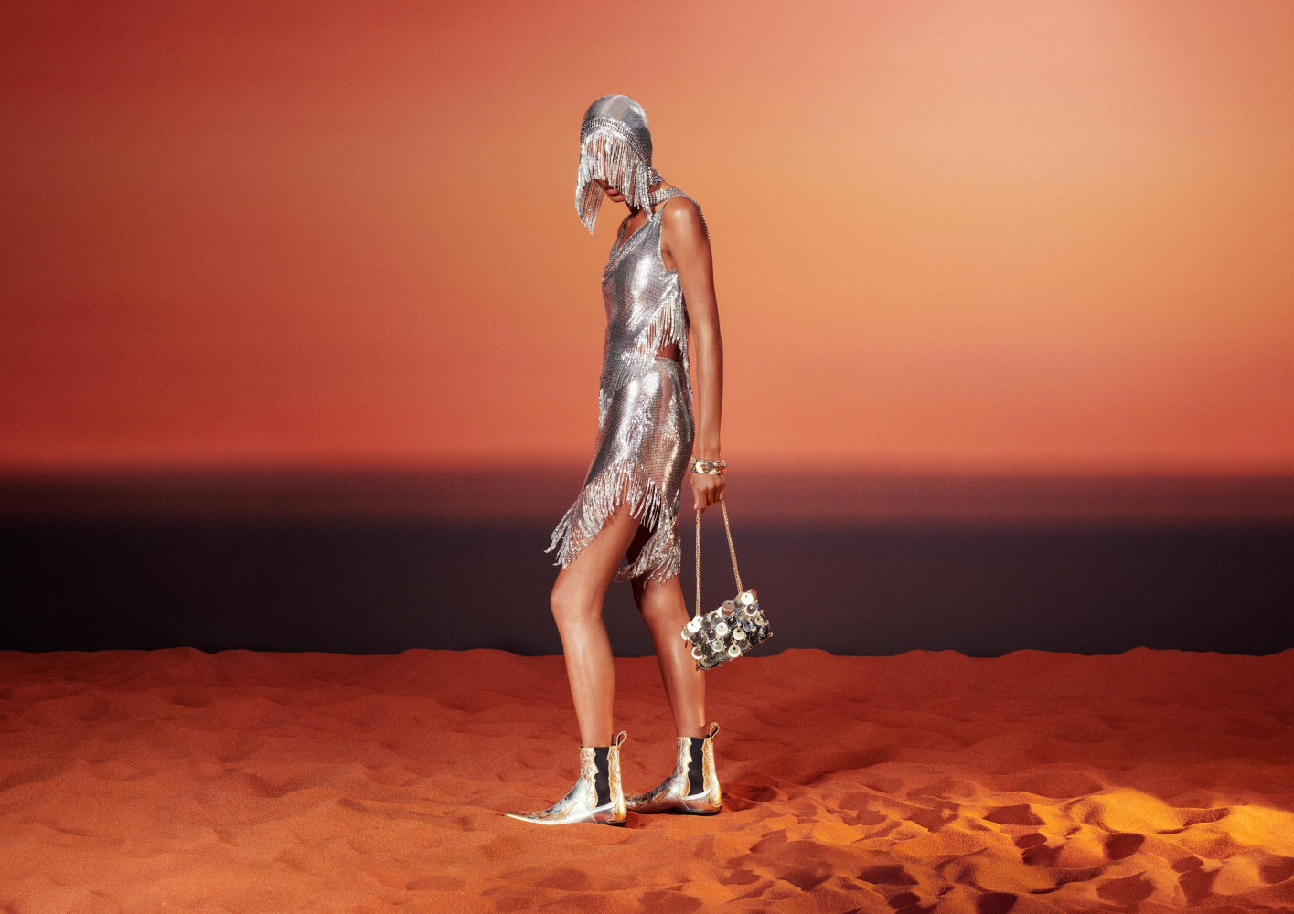 H&M colabora con Rabanne, que ha ideado una brillante línea de ropa, complementos y, por primera vez en su historia, muebles para el hogar