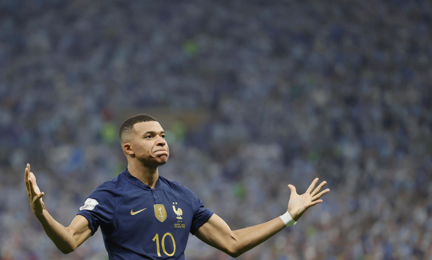 Lusail (Qatar), 18/12/2022.- Kylian Mbappe of France <U[celebrates]> after scoring <U[the]> 2-2 <U[equalizer]> <U[during]> <U[the]> FIFA World Cup 2022 Final <U[between]> Argentina and France at Lusail stadium, Lusail, Qatar, 18 December 2022. (Mundial de Fútbol, Francia, Estados Unidos, Catar) EFE/EPA/Ronald Wittek

