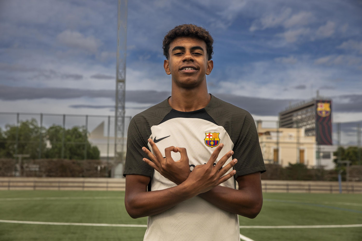 Lamine Yamal posa para 'Guyana Guardian', haciendo el gesto con sus manos del número 304, en honor al código postal de Rocafonda, su barrio (08304).